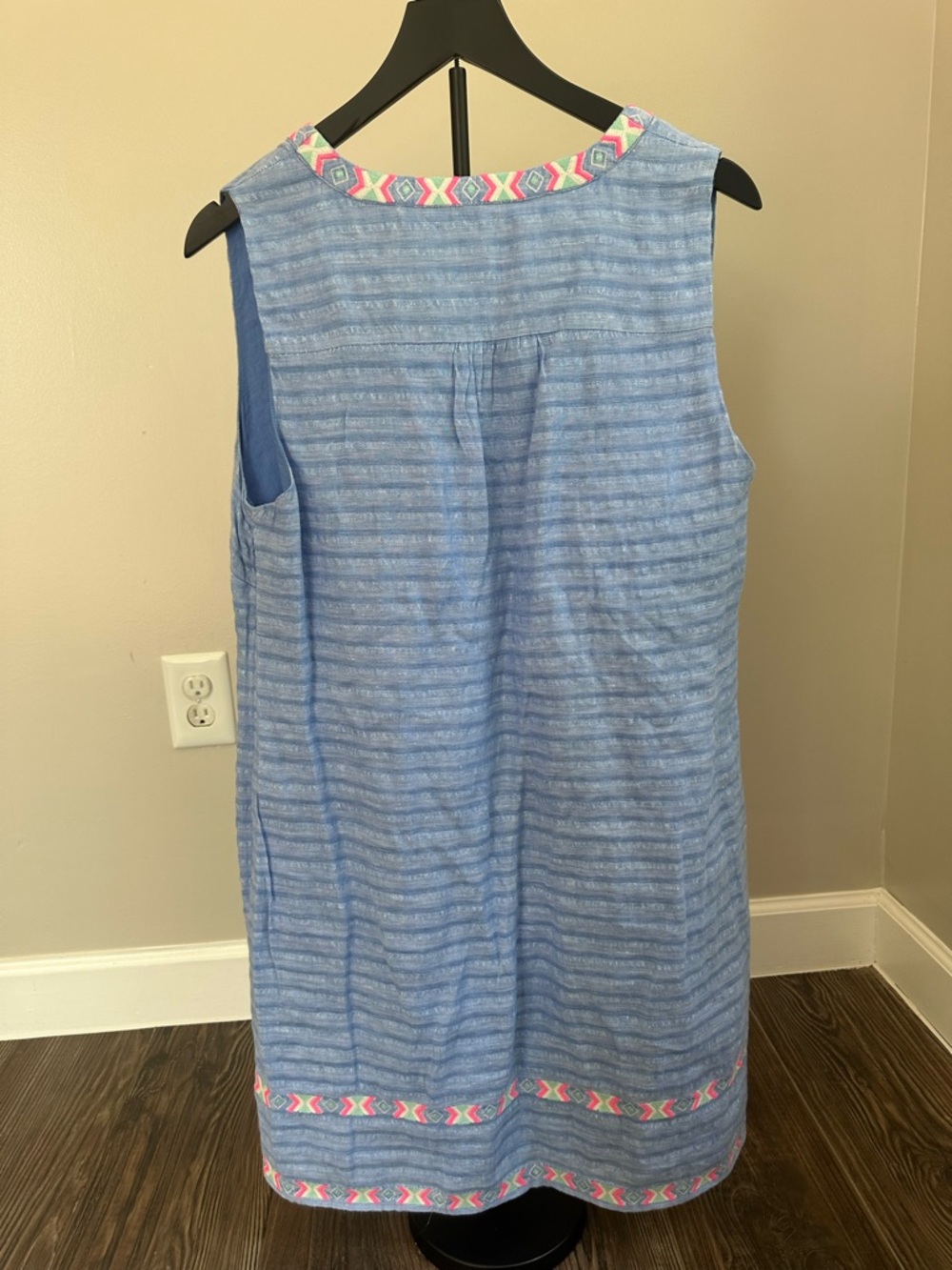 Vineyard Vines Blue 100% Linen with Aztec Print - Picture 9 of 10
